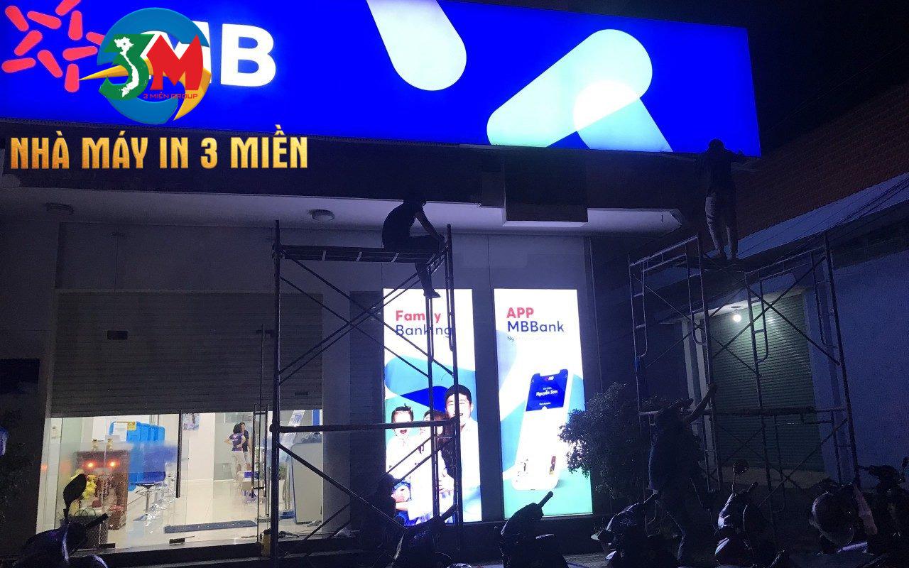Ứng dụng của bạt kh&ocirc;ng g&acirc;n in UV trong biển quảng c&aacute;o